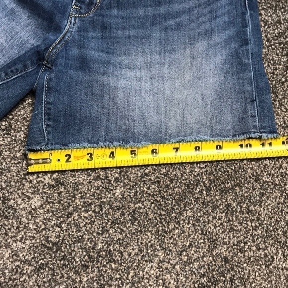 Levi High-Rise Raw Hem Shorts Waist 28 - Picture 4 of 11